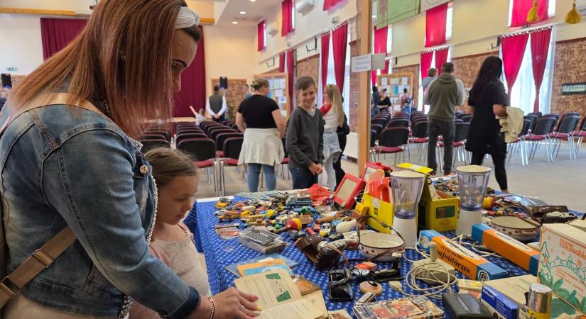 Időutazás a múlt kincsein keresztül: retró kiállítás nyílt Kunszálláson – fotók, videó