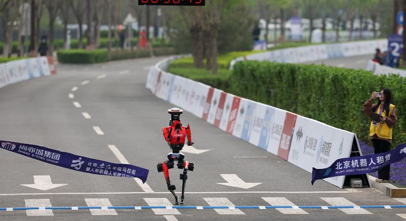 Robotok a rajtvonalon: rekord, bukások és káosz a félmaratonon