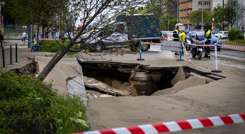 Beszakadt az út a Károly Róbert korúton