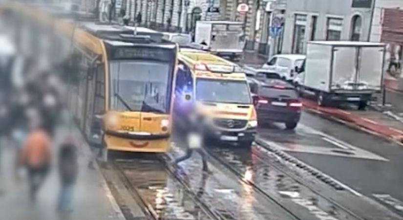 Videón a pillanat, amikor hajszálon múlt a tragédia: Hiába a sziréna, a gyalogos majdnem a mentő alá lépett