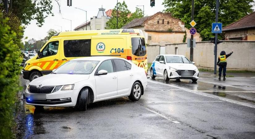 A szirénázó rendőrautót csak egy villanyoszlop tudta megállítani