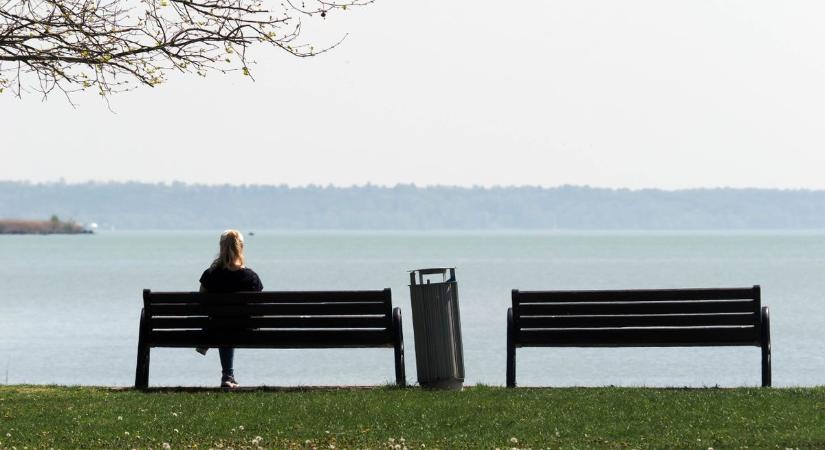 Riasztás a Balatonnál: erős szél után záporok érkeznek