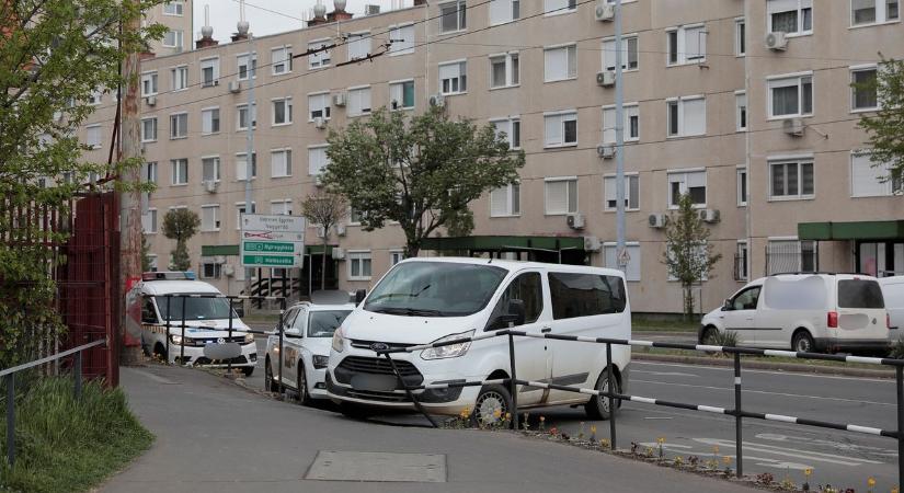 Helyszíni fotókkal! Furgon és taxi ütközött Debrecen belvárosában