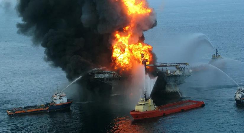 Felrobbant a Deepwater Horizon olajtorony: pokoli jelenetek a tengeren