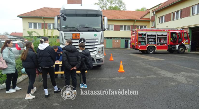Fiatalok versengtek Jászberényben – katasztrófavédelmi tudásukat mérték össze