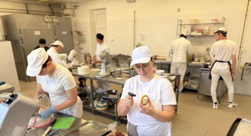 Ők a jövő cukrászai és pékmesterei – Szombathelyen rendezték a Sütő- és cukrászipari technikus OSZTV döntőjét