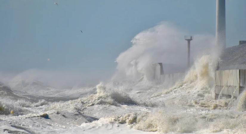Rendkívül erős földrengés sújtotta Japánt, több méteres szökőár miatt menekítik az embereket