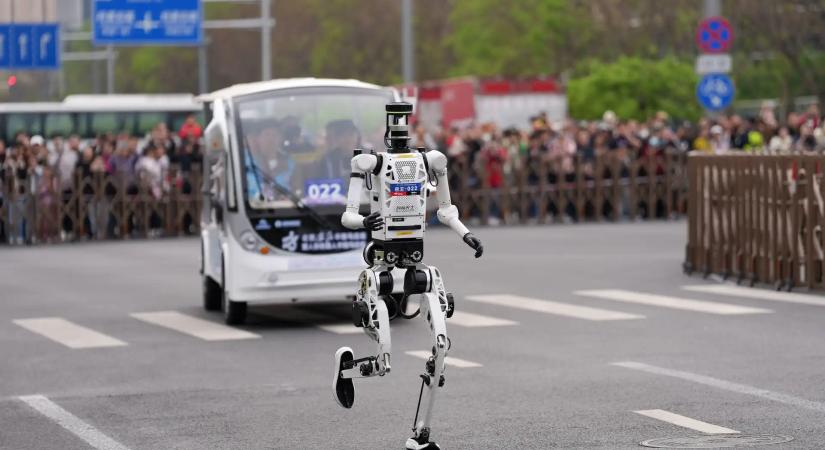Robotok döntötték meg az emberi világrekordot: Elképesztő eredmény a pekingi félmaratonon