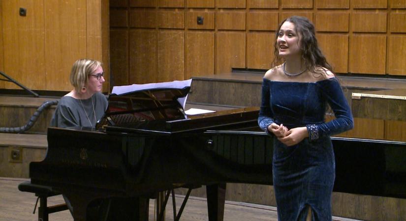 Több mint harminc fiatal énekes tehetség mérte össze tudását Debrecenben