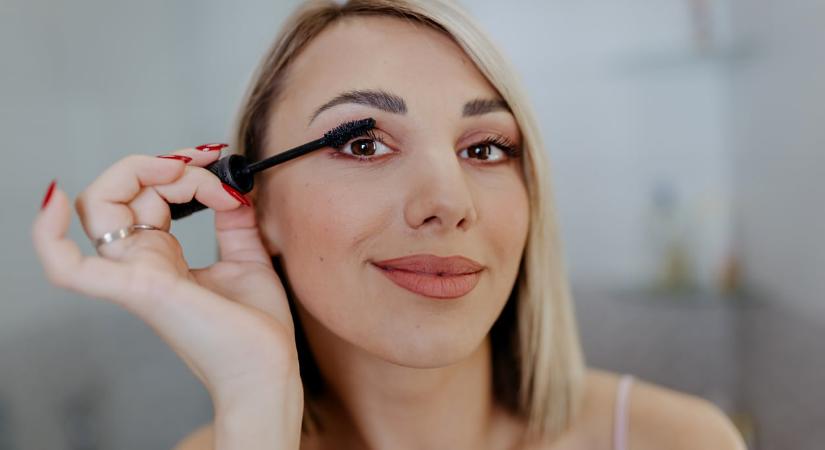 Fiatalodnál néhány évet? Próbáld ki ezt az 5 őrülten hatékony sminktrükköt