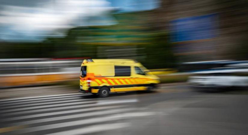 Egy hajszálon múlt az élete: szirénázó mentő elé rohant ki a férfi a körúton