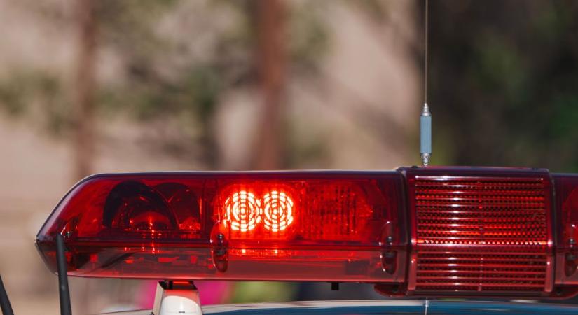 Szántóföldre hajtott egy autó – egy nő megsérült