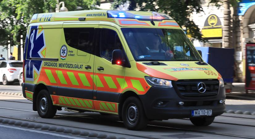 A zebrán ütötte el a gyalogost a szirénázó mentő – Győrfi Pál osztotta meg a sokkoló videót