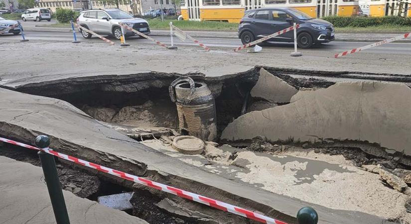Beszakadt az úttest az Árpád hídnál, fotón a helyszín