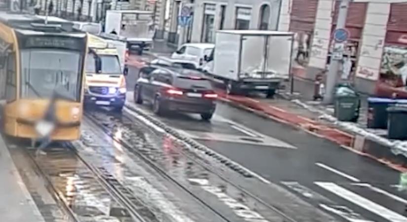 Drámai felvétel a BRFK-tól: így gázolt el egy embert a mentő