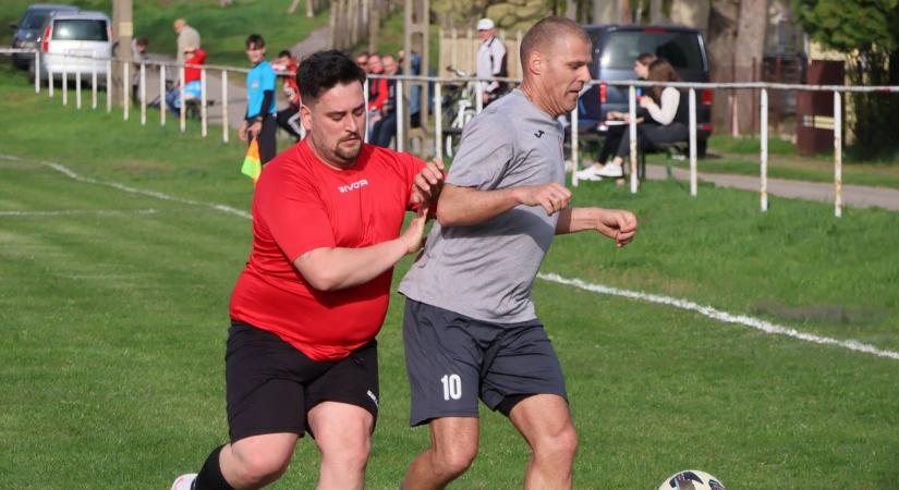 Négy gól, nagy küzdelem és döntetlen a rangadón