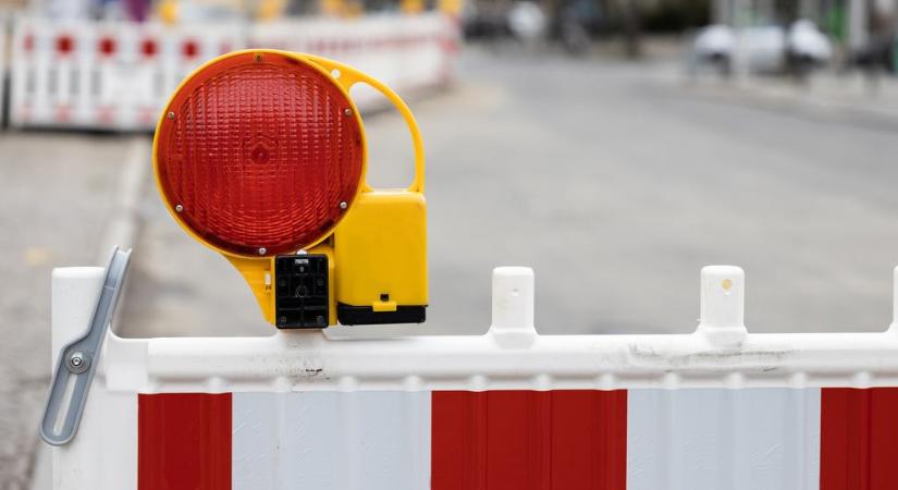Beszakadt az úttest Budapesten, teljes a káosz a 200 négyzetméteres gödör miatt