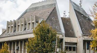 Mikor a Szárnyas fejvadász beköltözik a panelba – Késő modern furcsaság Soroksáron