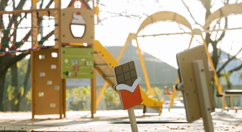 Fényes nappal pakolták ki a szerencsi játszóteret!