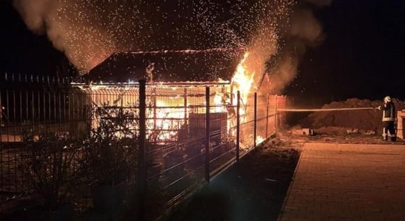 Pusztító tűz: egy autó és egy motor is a lángok martaléka lett (fotók)