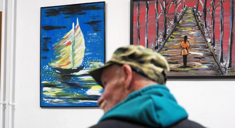 Kiállítása nyílt Gyulafirátóton a Befogadás Háza lakójának (galéria)