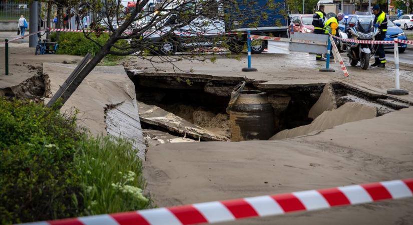 Beszakadt az út a Róbert Károly körúton, a kiáramló víz elárasztotta a környéket