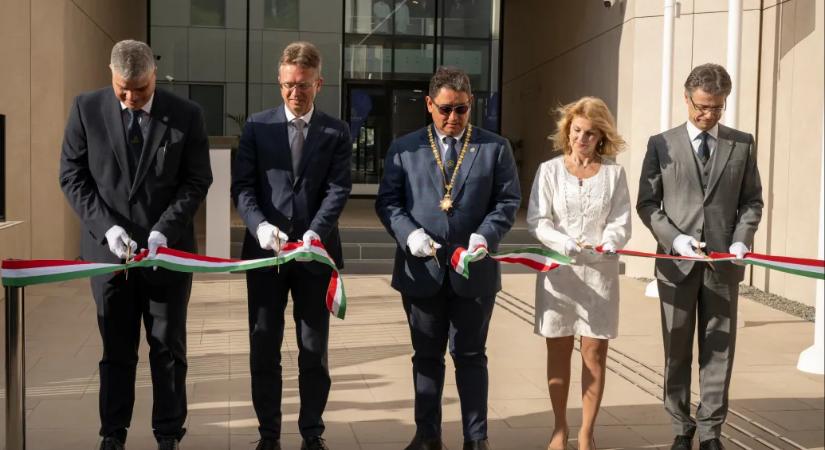 A választás előtt átadták, majd visszakordonozták a Semmelweis félkész épületét