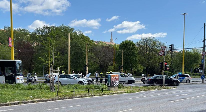 Súlyos baleset történt a Déli pályaudvarnál, rendőrök, mentők, tűzoltók a helyszínen - Fotó