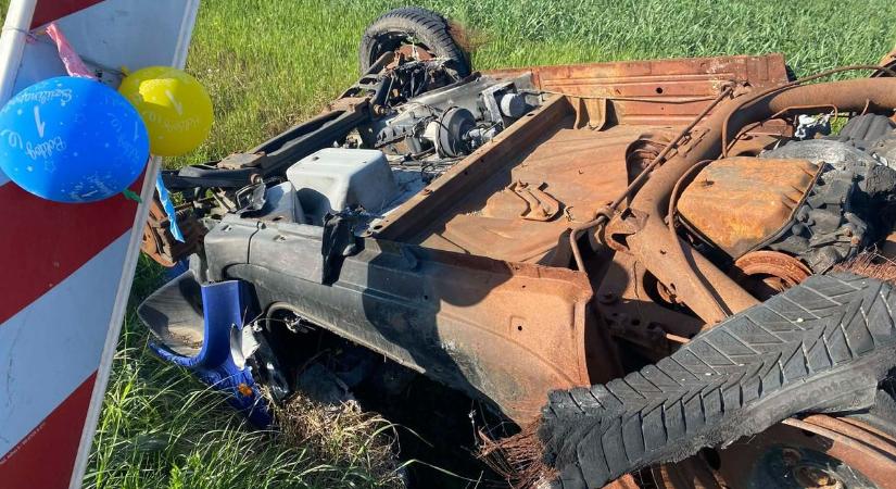 Senki sem tudja, ki és miért hagyta ott: roncsautó és különös díszítés a 62-es főúton