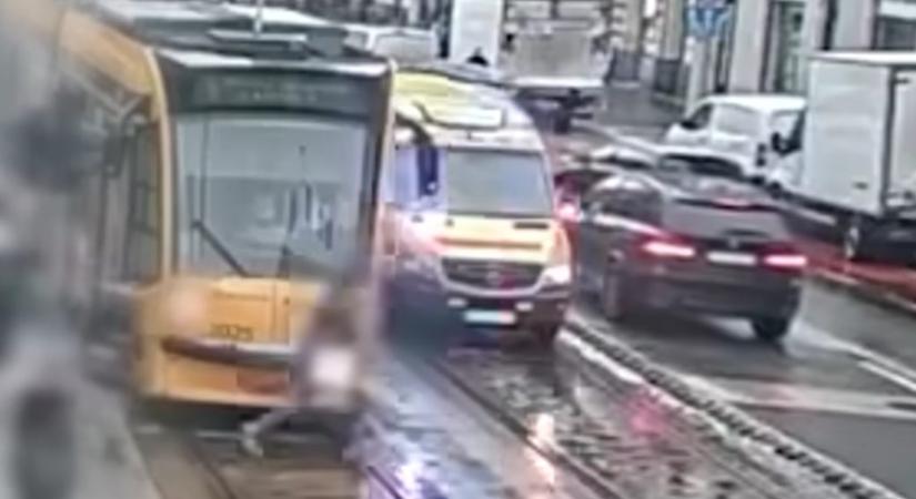 Megrázó videón, ahogy a szirénázó mentőautó elgázolja a villamos előtt átrohanó gyalogost Budapesten