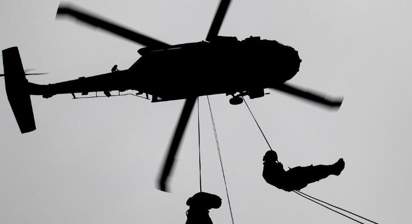 Drámai felvételek – helikopterről ereszkedtek le az amerikai katonák az iráni célpontra