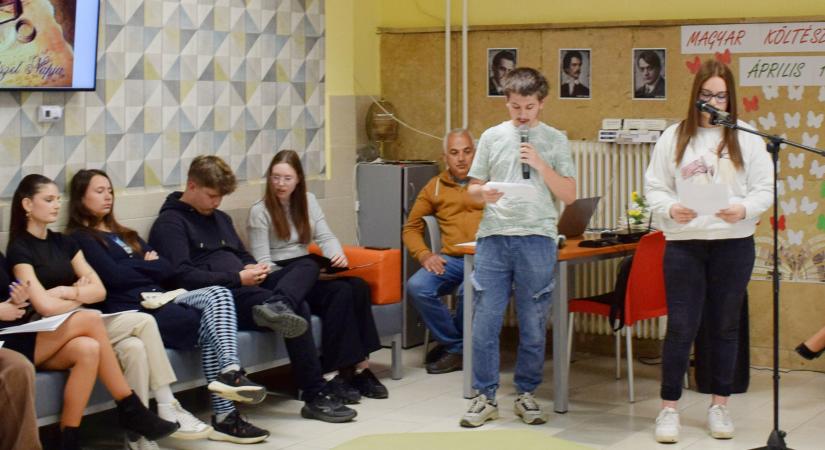 Lélekemelő költészetnapi ünnepséget rendezte a Cseresnyés Kollégiumban