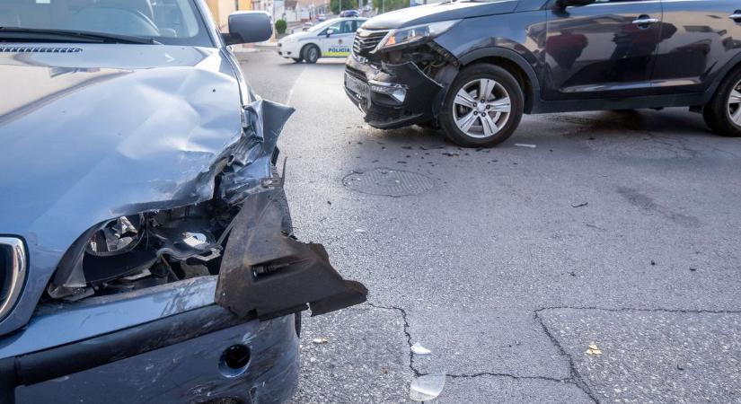 Durva baleset a nyugodt faluban – ittasan, jogosítvány nélkül karambolozott egy sofőr