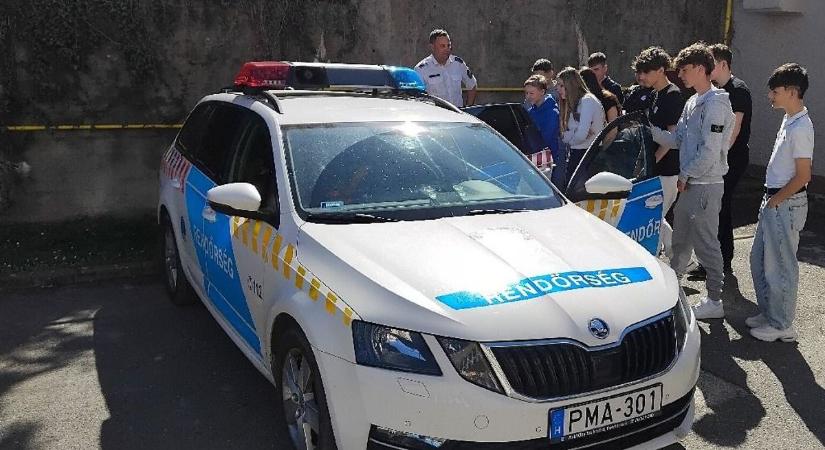 A kapitányságon „rabosították” a tizenöt fiatalt – de csak a képzés kedvéért