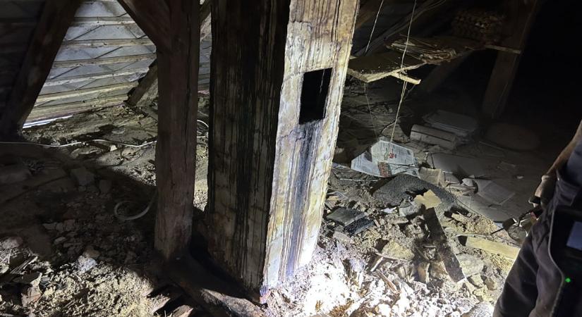 Családi házhoz riasztották a dombóvári tűzoltókat (fotók)