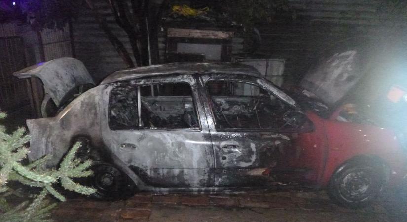 A házat is veszélyeztették az autóból felcsapó lángok Szolnokon – galériával