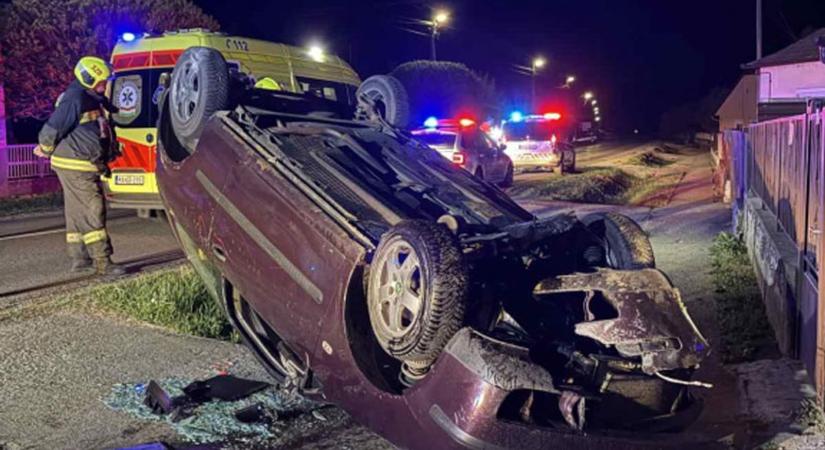 Fejtetőre borult egy autó Szedres főutcáján (fotók)