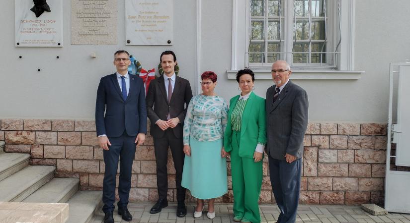 25 éve koszorúzással emlékeznek Orosháza újratelepítésére