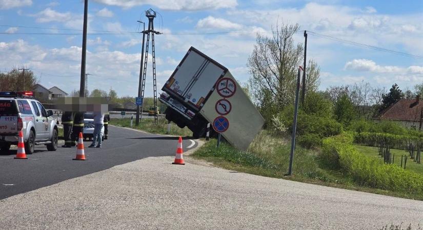 Kamion szenvedett balesetet a 8-as főúton