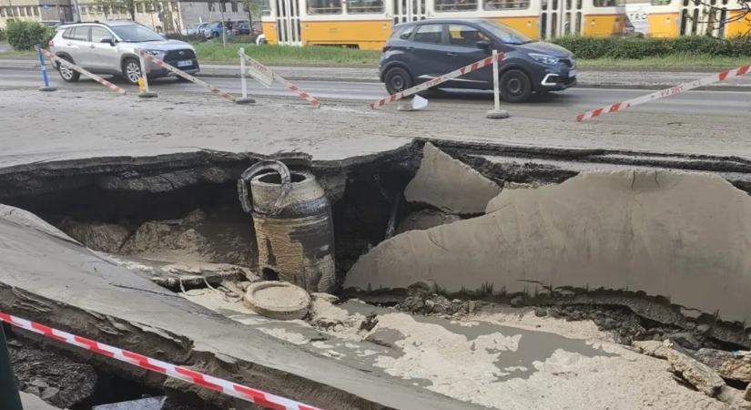 Hétvégéig korlátozzák a forgalmat Róbert Károly körúti csőtörés miatt