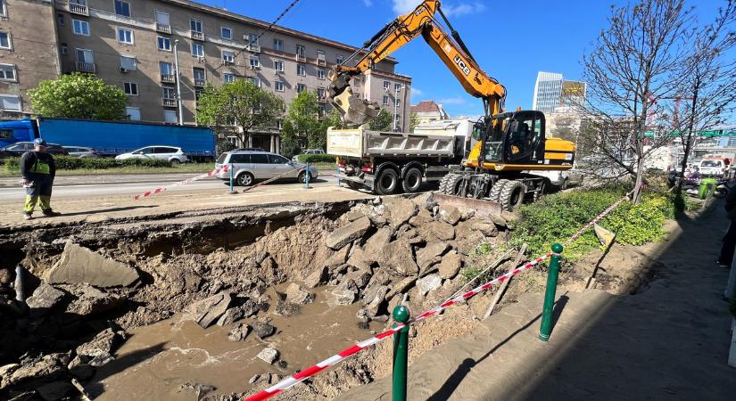 Óriási a Káosz a Róbert Károly körúton: ömlött a víz, beszakadt az aszfalt, dugók mindenhol - családok tucatjai maradtak víz nélkül