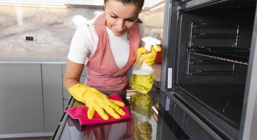 Miért tisztítható nehezen a sütő üvegajtaja? – 3 olcsó trükk, ami segít
