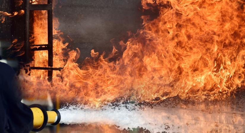 Kigyulladt és teljesen leégett egy utasokkal teli busz, a lángokat kilométerekről látni lehetett (drámai fotók)