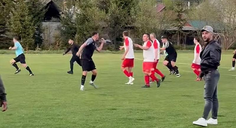 "Íjj, az kapott egyet": Botrányos magyar focimeccs bírókergetéssel, veréssel, fojtogatással, de még a buszkereket is leengedték - videók