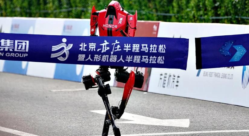 Döbbenet Pekingben: Egy kínai okostelefon-gyártó robotja utolérte az emberiséget