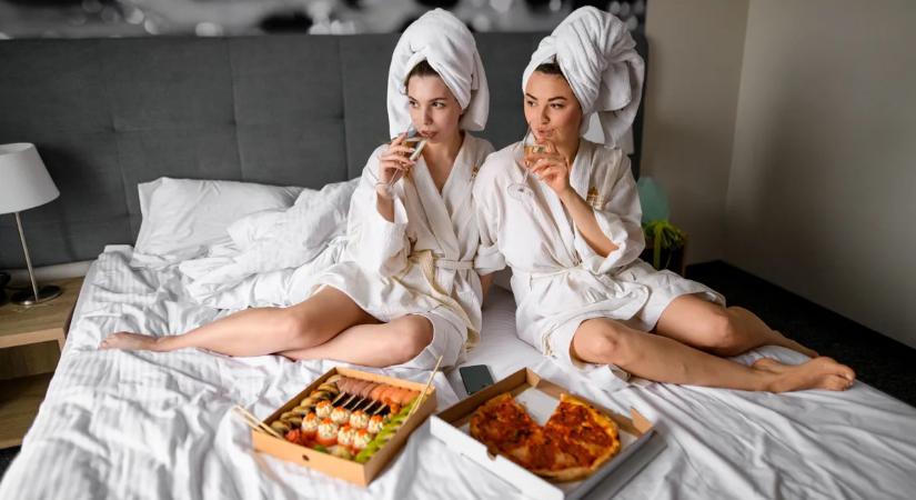 Ezt neked is tudnod kell, hogy ne kerülj bajba: ezért tilos a saját ennivaló a legtöbb hotelben