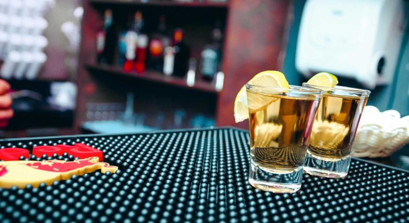 Vigyázz az italodra! A biztonságos bulizásra hívja fel a figyelmet a Kolozsvári Magyar Opera