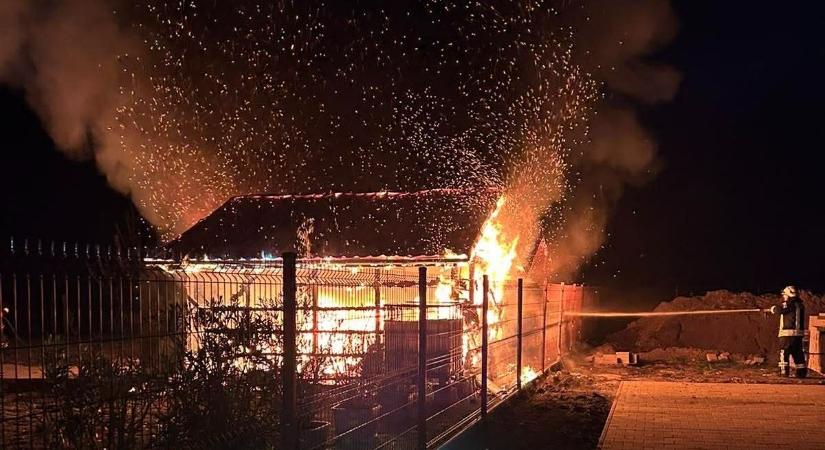 Pusztító lángok: már a tűzoltók sem tudták megmenteni (galéria, videó)