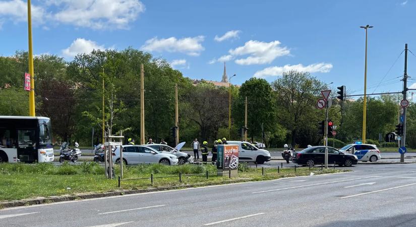 Légzsákok nyíltak, a forgalom is leállt: durva baleset a Délinél