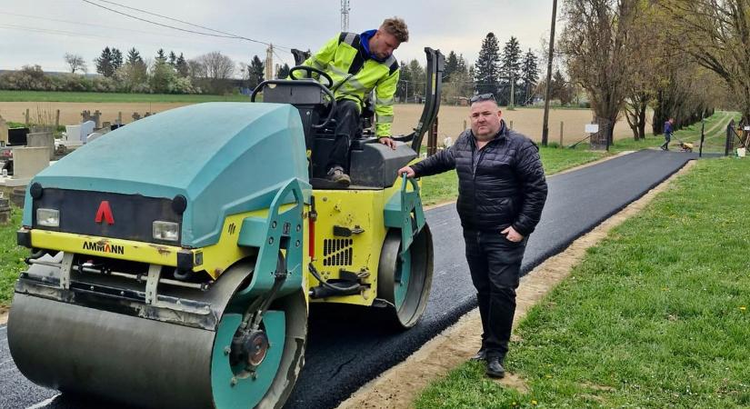 Újra munkába állt az úthenger a zalai településen – megújult a temető környezete